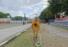 Subuh Berteman Sapu Lidi, Perjuangan Mama Eta Hidupi Keluarga