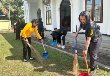 Polwan Polda Maluku Bersihkan Rumah Ibadah Lintas Agama jelang Hari Jadi ke-78