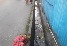 Drainase Pasar Mardika Tersumbat Sampah, Warga Keluhkan Aliran Air Limbah