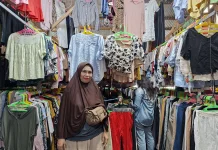 Ibu Wakanda: Setia Mengais Rezeki dari usaha Cakar Bongkar