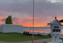 Menikmati Pesona Sunset Eksotis di Benteng Amsterdam Hila