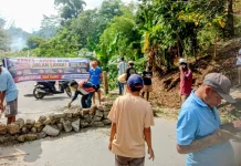 Kecewa, Warga Arbes Ambon Blokir Jalan Gunakan Cor Beton
