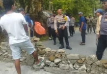 Warga Arbes Batumerah Cor Badan Jalan Rusak