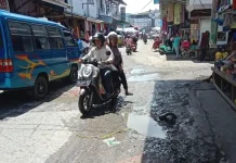 Jalan Rusak di Pasar Batumerah Dikeluhkan Pengendara dan Pedagang