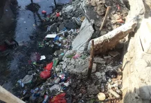 Kebiasaan Buang Sampah ke Pantai Mardika Masih Terjadi