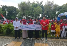 Jalan Sehat Pemda Malteng, BPJS Ketenagakerjaan Serahkan Santunan Rp337,5 Juta