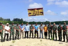 Lapas Geser dan Koramil Tanam Bibit Pohon Mangrove Sambut HUT TNI