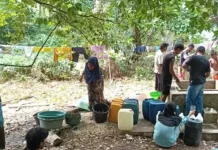 Warga Pulau Ay Beli Air ke Banda Neira