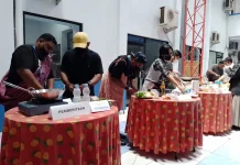 Pegawai Pria RRI Ambon Adu Kreativitas Memasak Nasi Goreng