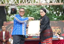 HUT Kota Ambon, Kakanwil Kemenkum Maluku Serahkan Tiga Sertifikat Hak Cipta