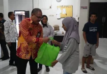 Kemenag Maluku Salurkan Bantuan bagi Korban Kebakaran Batu Merah