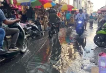 Pedagang dan Tukang Ojek di Pasar Mardika Keluhkan Bau Busuk Limbah yang Menyengat