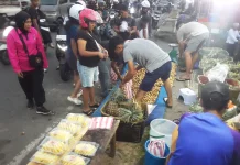 Pasutri Pedagang Buah di Jalan Sudirman Ambon Manfaatkan Peluang Pasar