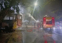 Damkar Ambon Padamkan Kebakaran Bus di Inakaka Passo