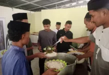 Rutin Jumat Berkah Remaja Masjid Al-Ikhlas Berbagi