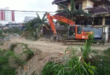 Aktivitas Pengangkutan Material di Kali Wai Tomu Terhenti sementara