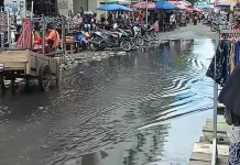 Air Selokan Berbau Busuk Meluap di Belakang Gedung Pasar Mardika
