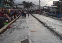 Pengecoran Jalan Pantai Mardika Terkendala Aktivitas Pedagang