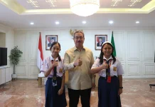 Gubernur Hendrik Lepas Dua Pelajar SMP Kalam Kudus Ambon ke Ajang OPSI Nasional