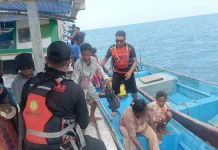 Tim SAR Evakuasi 49 Penumpang Kapal Mati Mesin