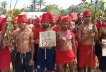 Ritual Adat Manusela Warnai Aksi Protes Tapal Batas