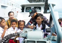 Pelajar SD Negeri 61 Ambon Belajar di Atas Kapal Perang