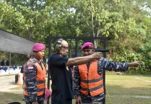 Kodaeral IX Latih Personel Imigrasi Maluku Menembak Pistol