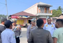 Polisi dan Dishub Tertibkan Mobil Pangkalan diTerminal Piru