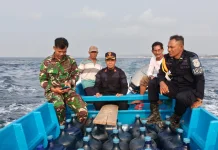 Lapas Geser dan Koramil Pasok Air Bersih ke Pulau Keffing Pakai Speed Boat