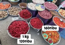 Harga Cabai di Pasar Mardika Tembus 160 Ribu