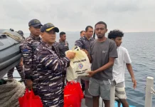 KRI Posepa-870 Bagikan Sembako kepada Nelayan Fak Fak