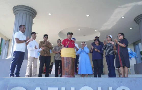 Kepala DLHP Ambon Buka Aksi Bersih Paroki Santa Maria Bintang Laut