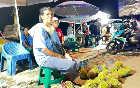 Durian Super Hutumuri Serbu Pantai Victoria, Warga Ambon Rela Mengantre