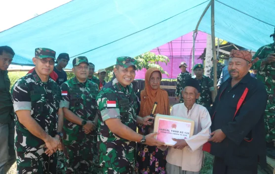Pangdam Pattimura Sambangi Warga Waimili dan Salurkan Bantuan Perbaikan Masjid