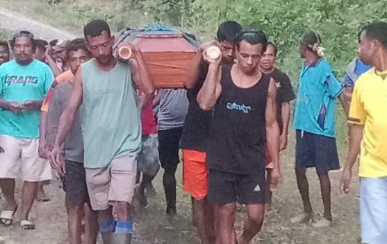 Empat Kilometer Memikul Duka: Potret Terasingnya Warga Pegunungan Taniwel