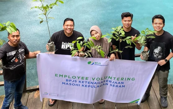 Karyawan BPJS Ketenagakerjaan Masohi Wujudkan Kepedulian lewat Penanaman Pohon
