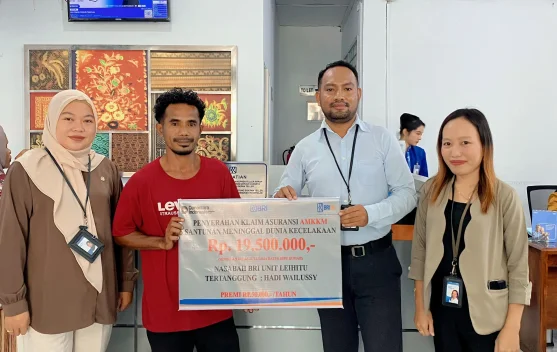 BRI Ambon Serahkan Simbolis Klaim Asuransi Meninggal Dunia Nasabah AMKKM BRILife