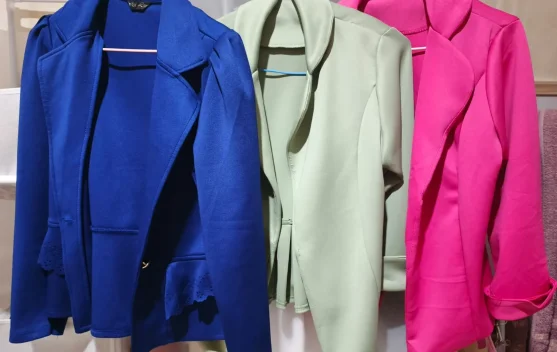 Bangkitkan Mood Kerja dengan Blazer Warna-warni
