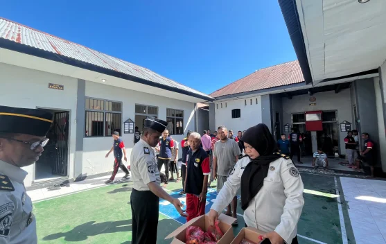 Meriahkan Harkopnas, Warga Binaan Lapas Wahai Terima Perlengkapan Kebersihan