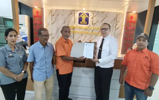 Kemenkum Maluku Serahkan SKT ke DPW Partai Gerakan Rakyat, Wujudkan Kepastian Hukum
