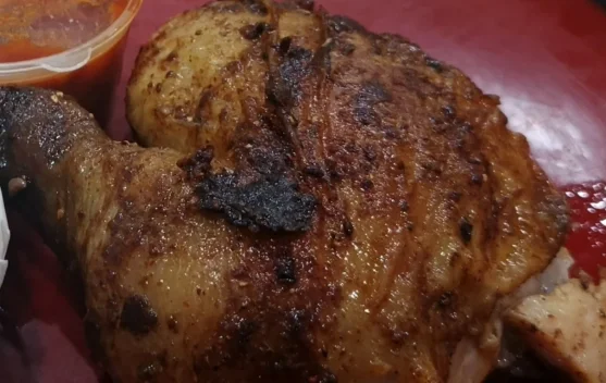 Momen Berkumpul sambil Menikmati Ayam Bakar di Malam Hari