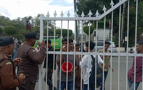 LSM Demo Kejati Maluku; Usut Dugaan Pembayaran Honorer Rp17 Miliar di Disdikbud