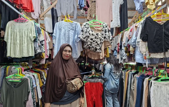 Ibu Wakanda: Setia Mengais Rezeki dari usaha Cakar Bongkar