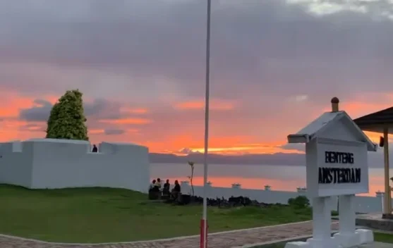Menikmati Pesona Sunset Eksotis di Benteng Amsterdam Hila