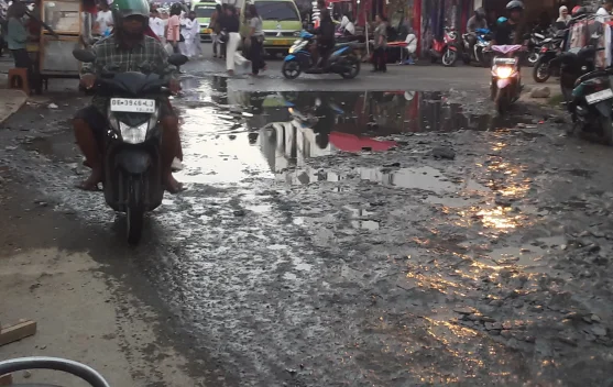 Sopir Angkot Keluhkan Kondisi Ruas Jalan Terminal Mardika hingga Batumerah