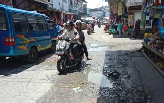 Jalan Rusak di Pasar Batumerah Dikeluhkan Pengendara dan Pedagang