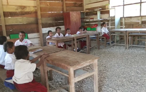 Tiga Tahun Belajar di Sekolah Darurat, Siswa SDN 40 Maraina Menanti Perhatian Pemda
