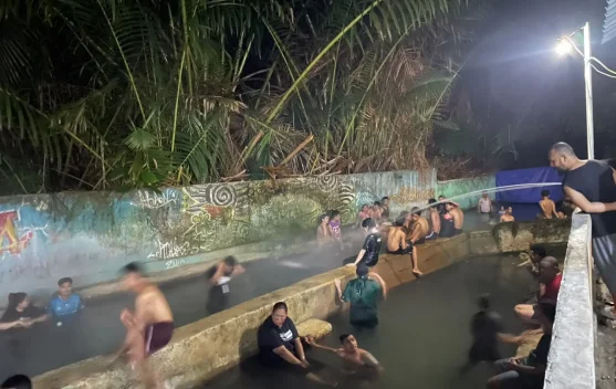 Kolam Air Panas Tulehu Tak Pernah Sepi Pengunjung