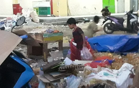 Mengais Rupiah demi Ongkos Sekolah: Cerita Pemulung Cilik di Amplas Ambon