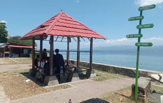 Menikmati Laut Sambil Rehat, Pantai Air Salobar Tetap Diminati Warga